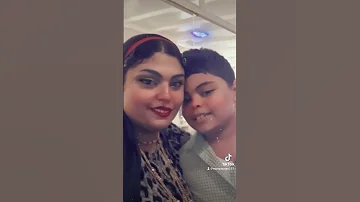 علشانك كل الدنيا في كفه وانت في كفه 