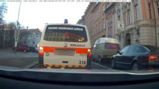 PČR: Opilý řidič sanitky projížděl v Praze křižovatky na červenou