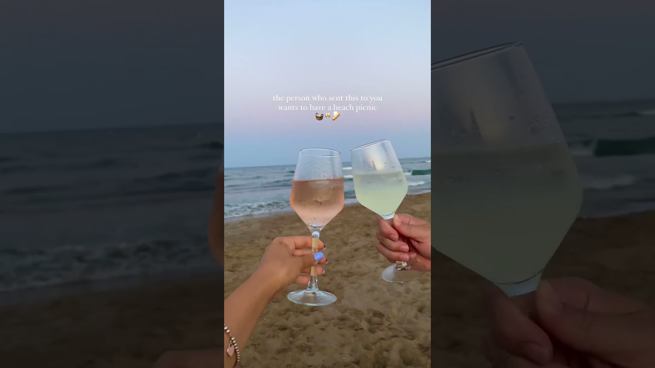 This is your sign to have a beach picnic before summer is over🧺🥂🌅 