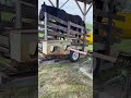 台に立つ馬を支える、古びたひとつの荷車