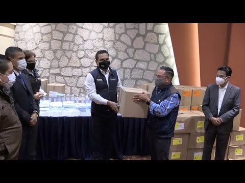 Entrega Gobernador de Michoacán material de protección contra epidemia a transportistas