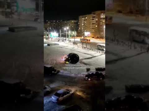 В Оренбурге ветер снес елку на проспекте Гагарина