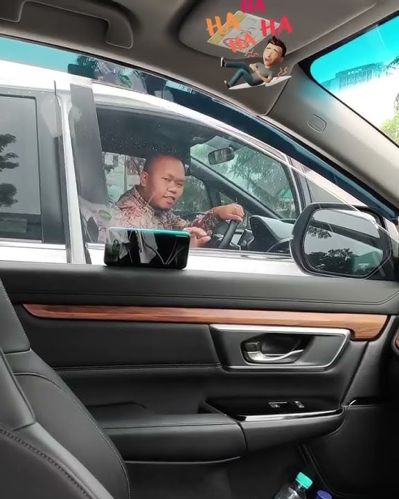 Numpang Selfie di Mobil orang lain.