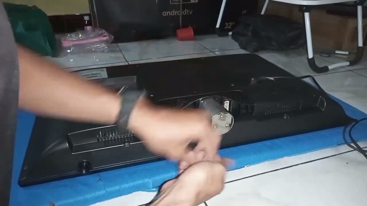 modif buat sendiri stand/kaki/dudukan untuk TV LED samsung 32" Krn dudukan kaki tv yg orinya hilang.