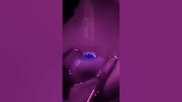 Laser sendo aplicado no olho durante cirurgia refrativa