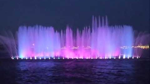 Nhạc nước nghệ thuật trên vịnh hồ lớn