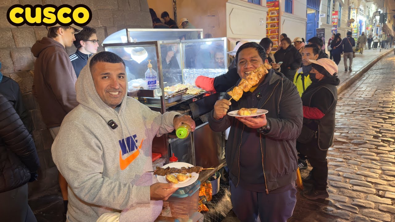 ¡CUSCO DE NOCHE! Probé la comida callejera en secreto | Mi Receta Mágica ft. @Guía de bolsillo