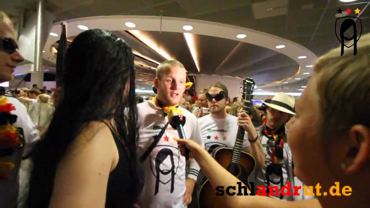 Uwu Lena am Frankfurter Flughafen: vergeblich gewartet aber entspannt mit den Fans gefeiert