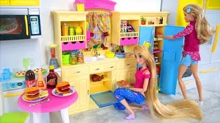 Nouvelle poupée Barbie Jaune Cuisine Réfrigérateur Table à manger  Jouet Burger Hotdog ensemble