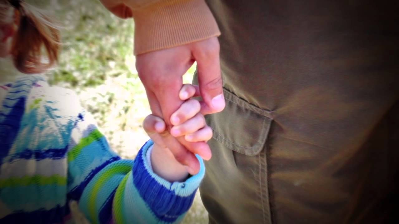 Несовершеннолетний без попечителя. Несовершеннолетние родители. Фотография опекуна с ребенком. Несовершеннолетние родители картинка. Опекун и ребенок фото.