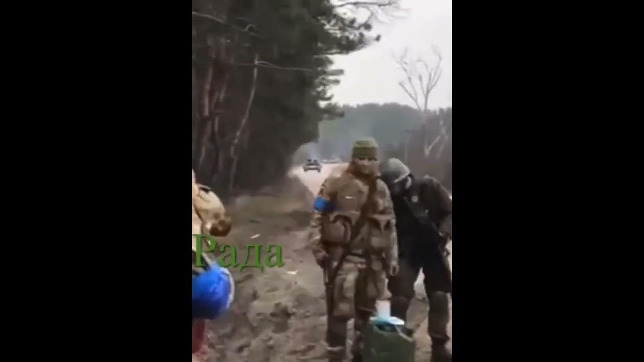 Террористы в упор расстреливают посетителей. Русский танк в упор расстрелял всю. танк расстрелял украинцев. расстрел беспилотников.