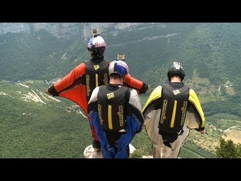 Vidéo: Regarder Deux Flyers En Combinaison De Plongée BASE Sauter Dans Un Petit Avion