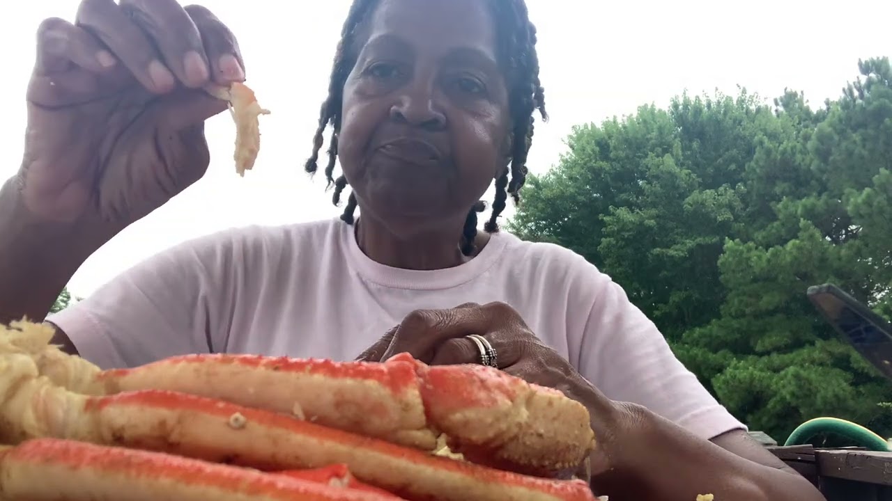 Delicious Crab Legs with garlic butter 