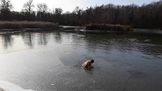 Закаливание   плавание в ледяной воде  Quenching winter swimming swimming in ice water November