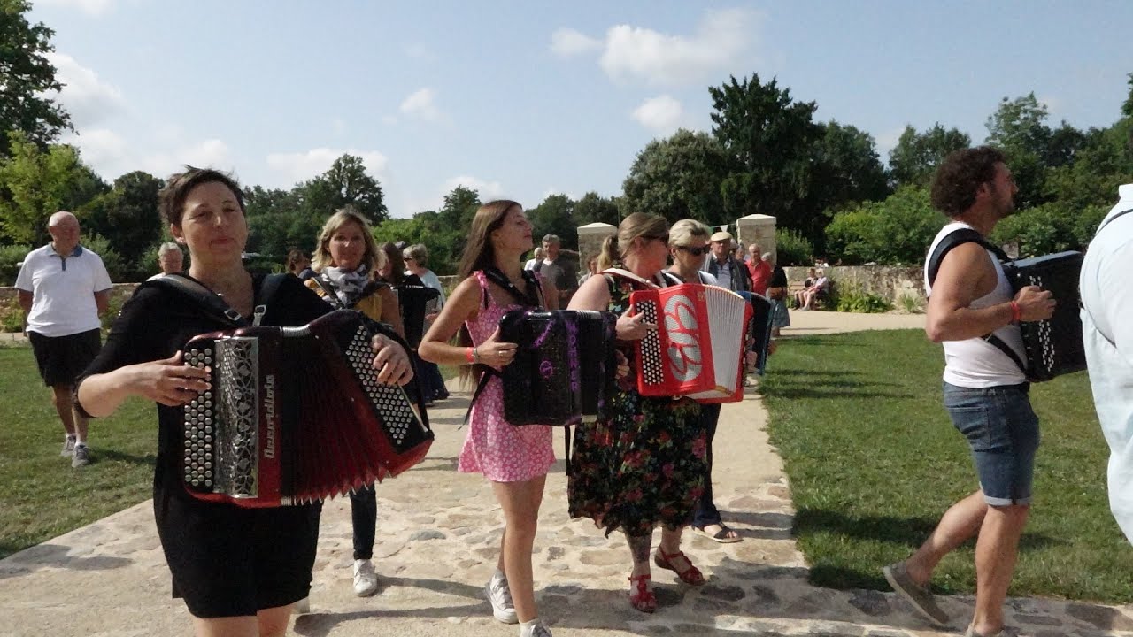 Festival accordéon  LESTERPS juillet 2023 Aubade dans les rues du  village Le départ