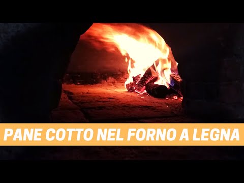 PANE COTTO NEL FORNO A LEGNA