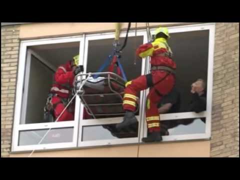 250 Kg Mann mit Kran aus Wohnung geholt / 550 Pound Man Saved With A Crane