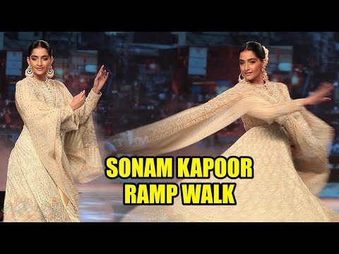 Sonam Kapoor MAGICAL Ramp Walk With Shweta Bachchan And Karan Johar