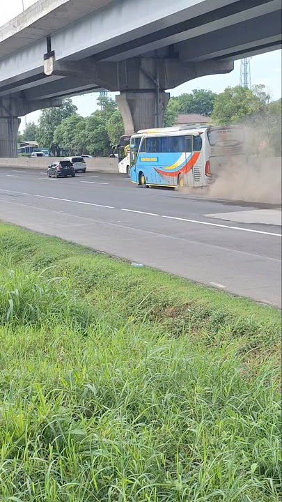 Detik detik ban meletus.. #bus #shorts