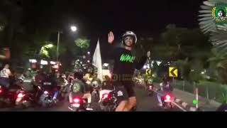 Bonek joget di atas sepeda motor