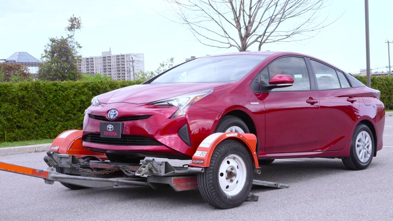 Utilisation d'une barre de remorquage pour tracter une voiture