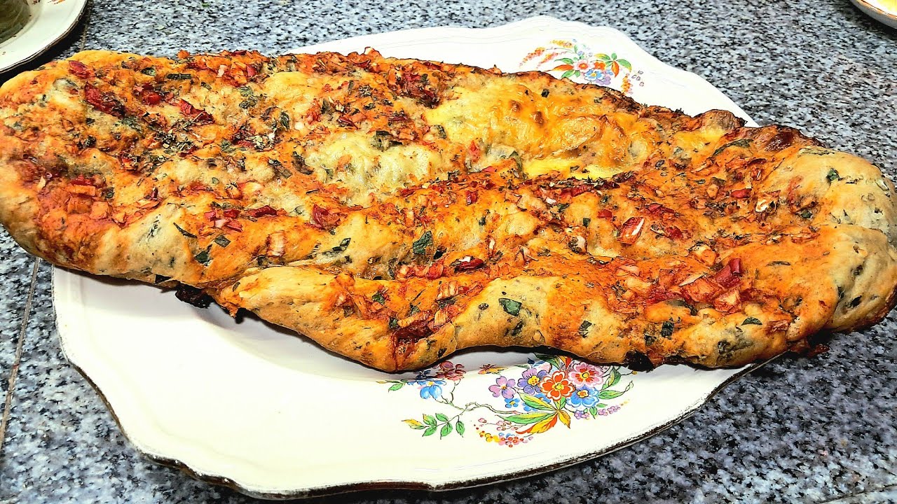 Novedosa pizza rellena con masa de espinaca