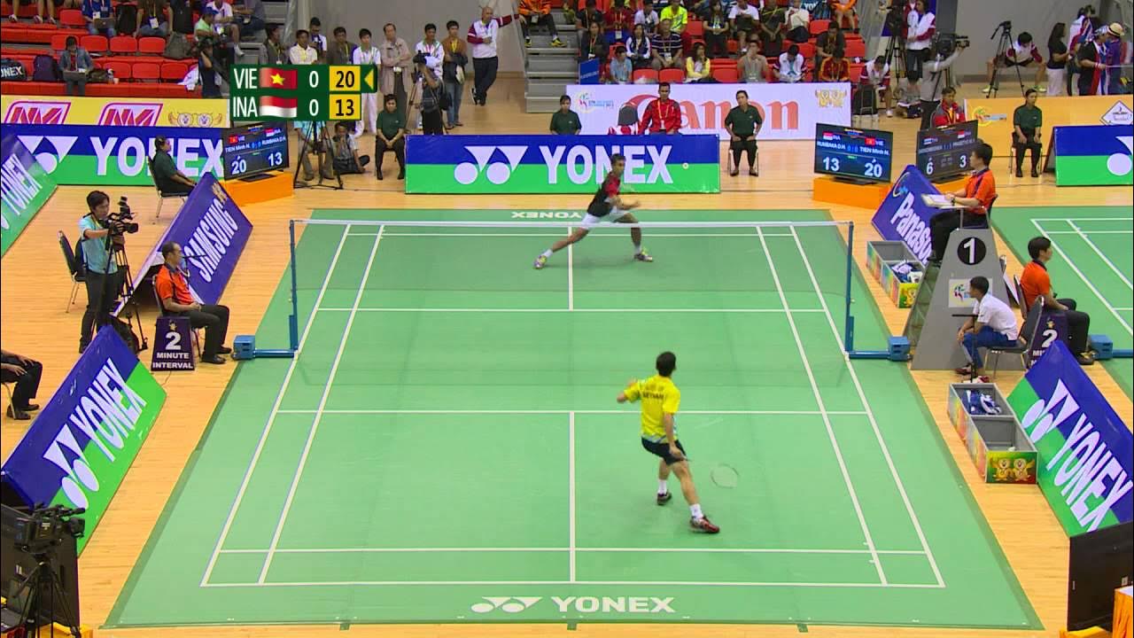 спортивный бадминтон. банбентон игра. игра в бадминтон. бадминтон корт с игроками. бадминтон одиночная игра.