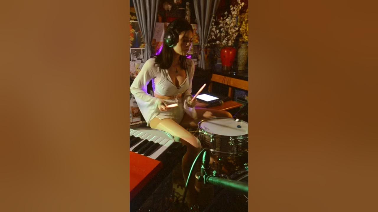 New live looping video out tonight at midnight 💜