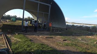 видео: изготовление ворот для бескаркасного ангара (пятая часть)сварка,покраска ,установка ворот краном картинка: изготовление ворот для бескаркасного ангара (пятая часть)сварка,покраска ,установка ворот краном