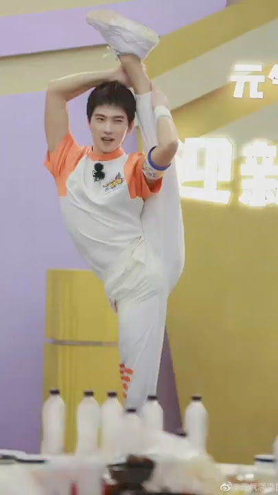 😱Yang Yang’s INSANE Splits! His Dancing Skills Are Unreal! 🔥😍 #yangyang #shorts