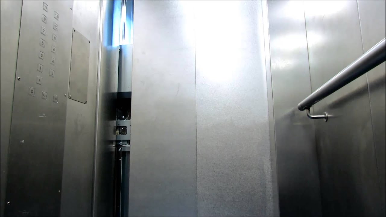 In de lift - YouTube