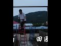 大春小辉的林场生活!在大伟协助下,大春很快把藤架搭上了!