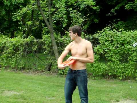 Hot Cousins playn frisbee...!!