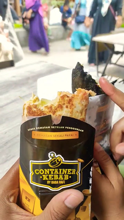 Wanita cantik makan kebab baba rafi