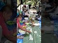 Makan bareng keluarga di suasana kampung