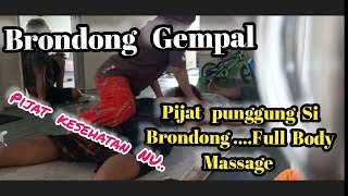 pijat urut punggung si Brondong..! nyeri awak pijat kesehatan @MbakMayaurut #massage #pijat