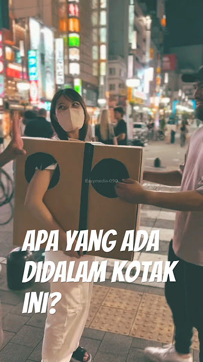 Pria ini memasukan tangannya kedalam kotak yang dipakai gadis ini #shorts