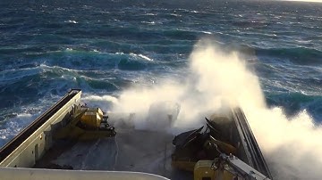 Anchorhandling in rough seas! AHTS. Big Waves!