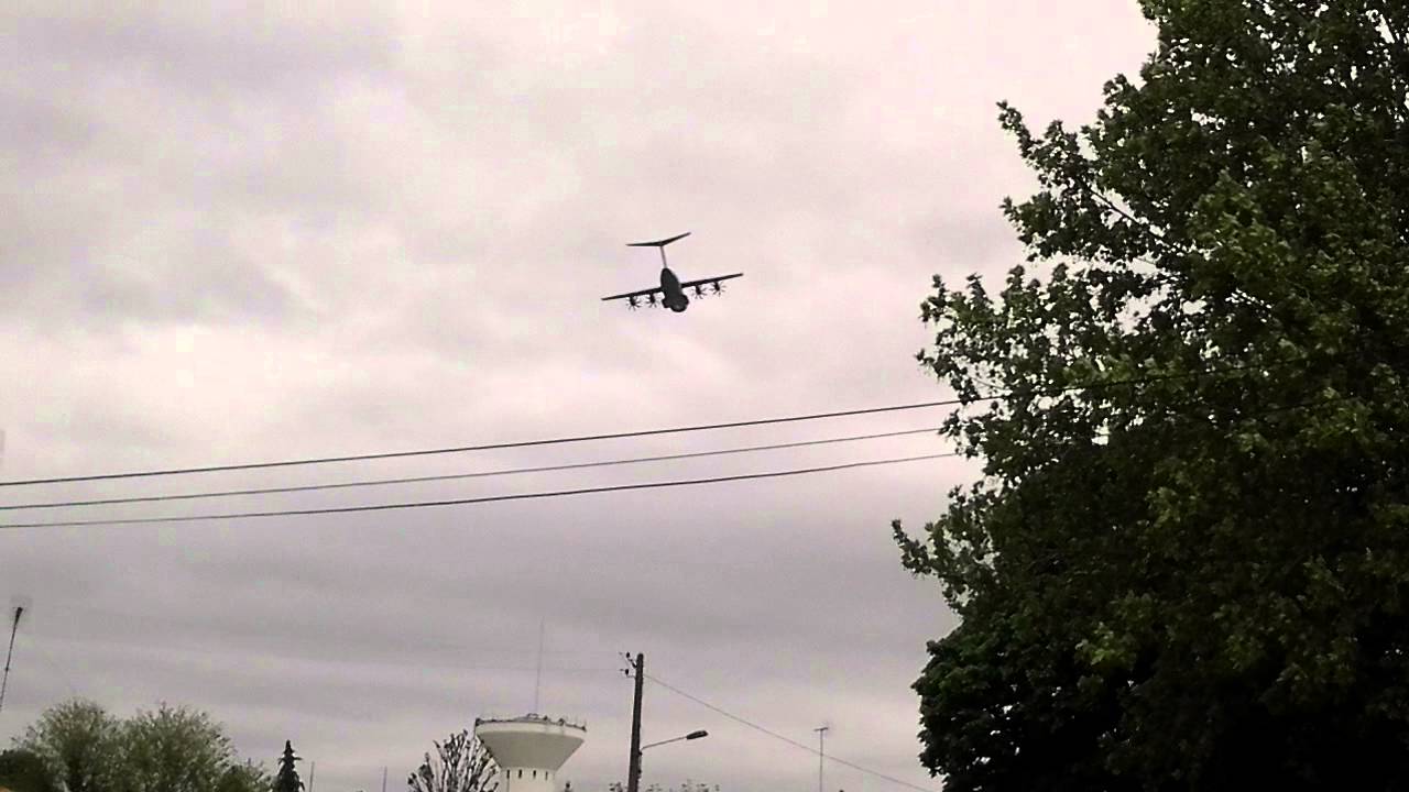 Gros Avion Militaire Qui Volé Bas Esam Solidarity Gros Avion Militaire Qui Volé Bas Esam Solidarity