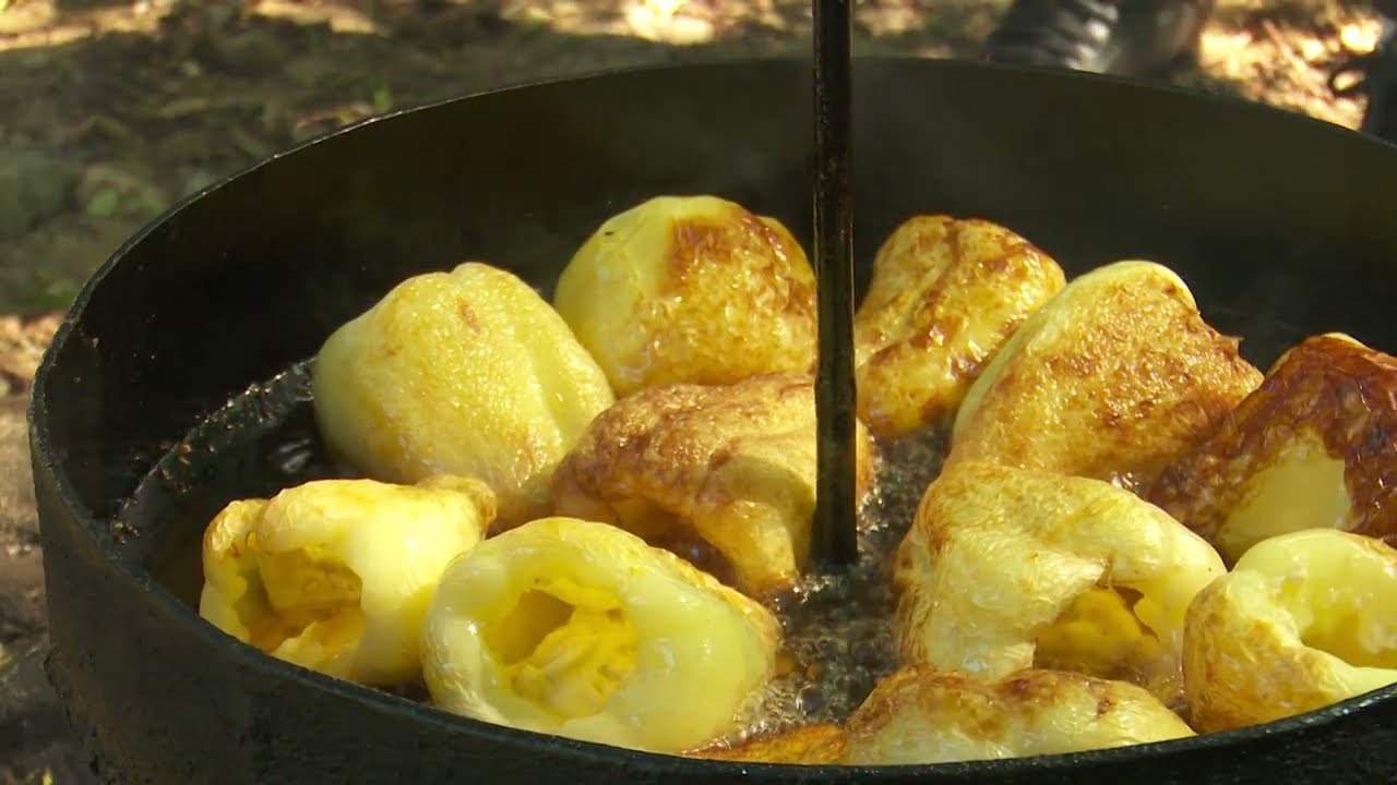 România în bucate: piparcă umplută cu brânză și friptă pe disc (@TVR Timişoara)