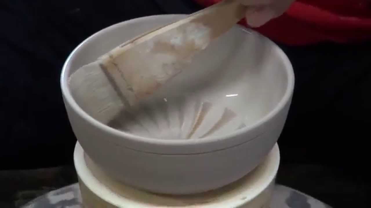 福岡県朝倉郡東峰村 小石原 小石原焼 刷毛塗りの様子 Youtube