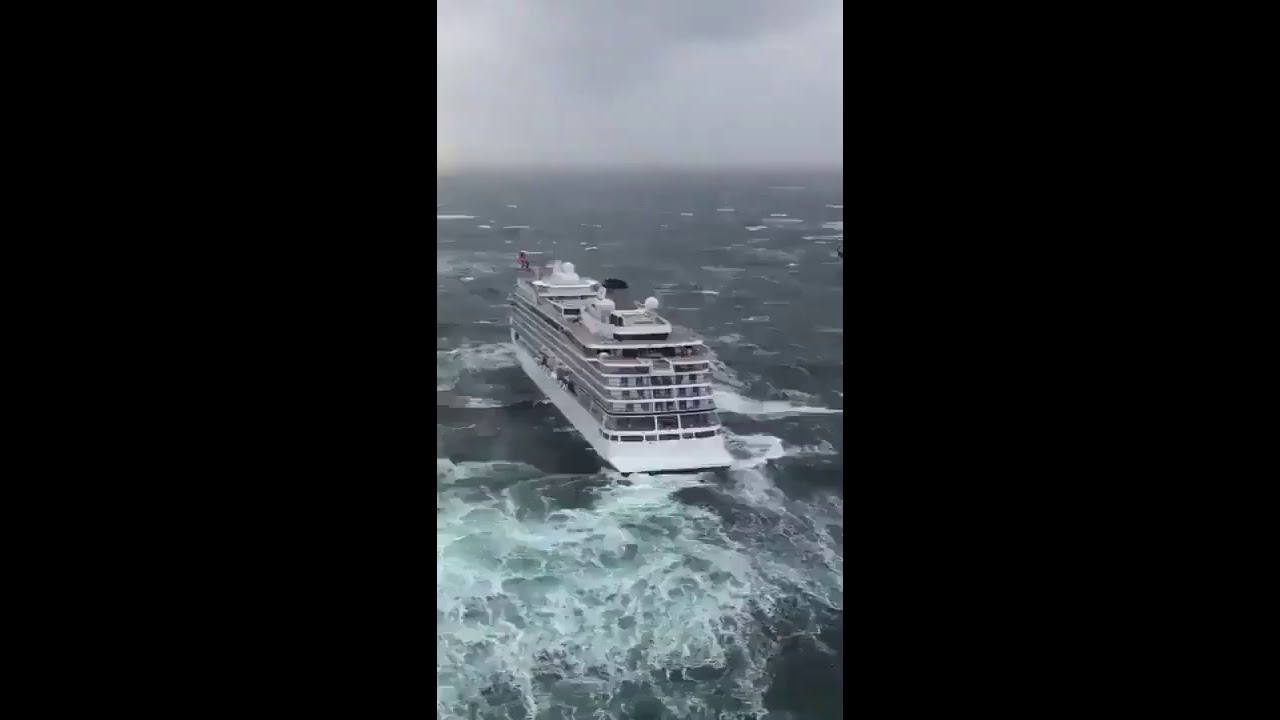 Noruega (2019) - Cruise ship is drifting with 1300 people on board. Water is already inside the ship