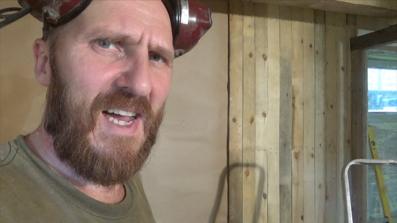 Vuohelan tekoa hirsinavetalla