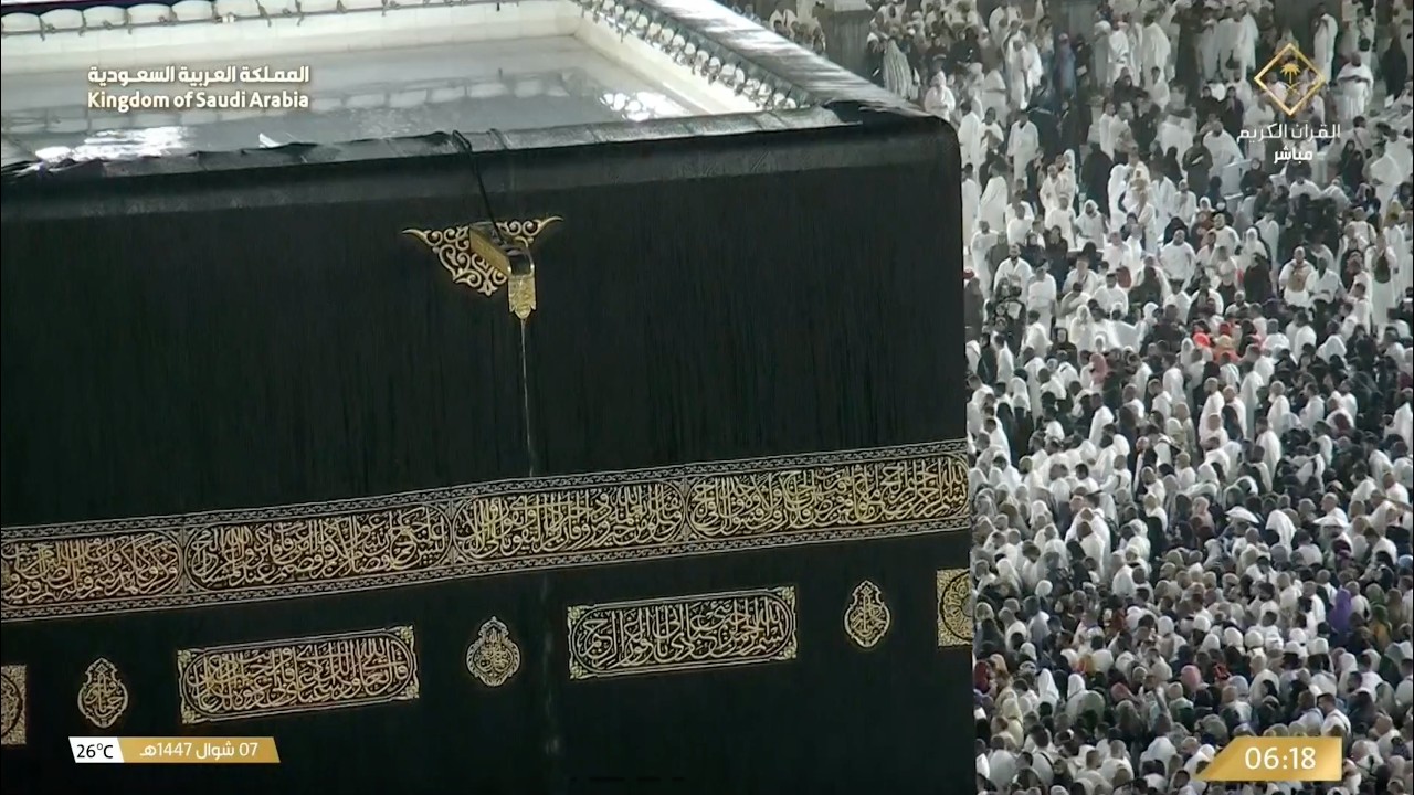 🌧️😍 شاهد هطول الأمطار على جنبات الحرم المكي بعد صلاة الفجر الخميس 7 شوال 1447هـ