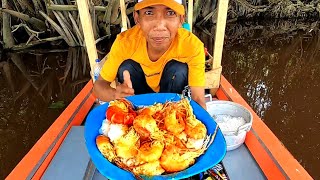 Habis mancing, masak dan langsung makan 12 ekor udang galah di perahu sampai mabuk..