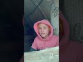 أمل طفلة بعمر ١٢ سنة تبكي قهرا لعدم توفر أبسط المقومات التي تساعدها وأسرتها على مقاومة برد الشتاء