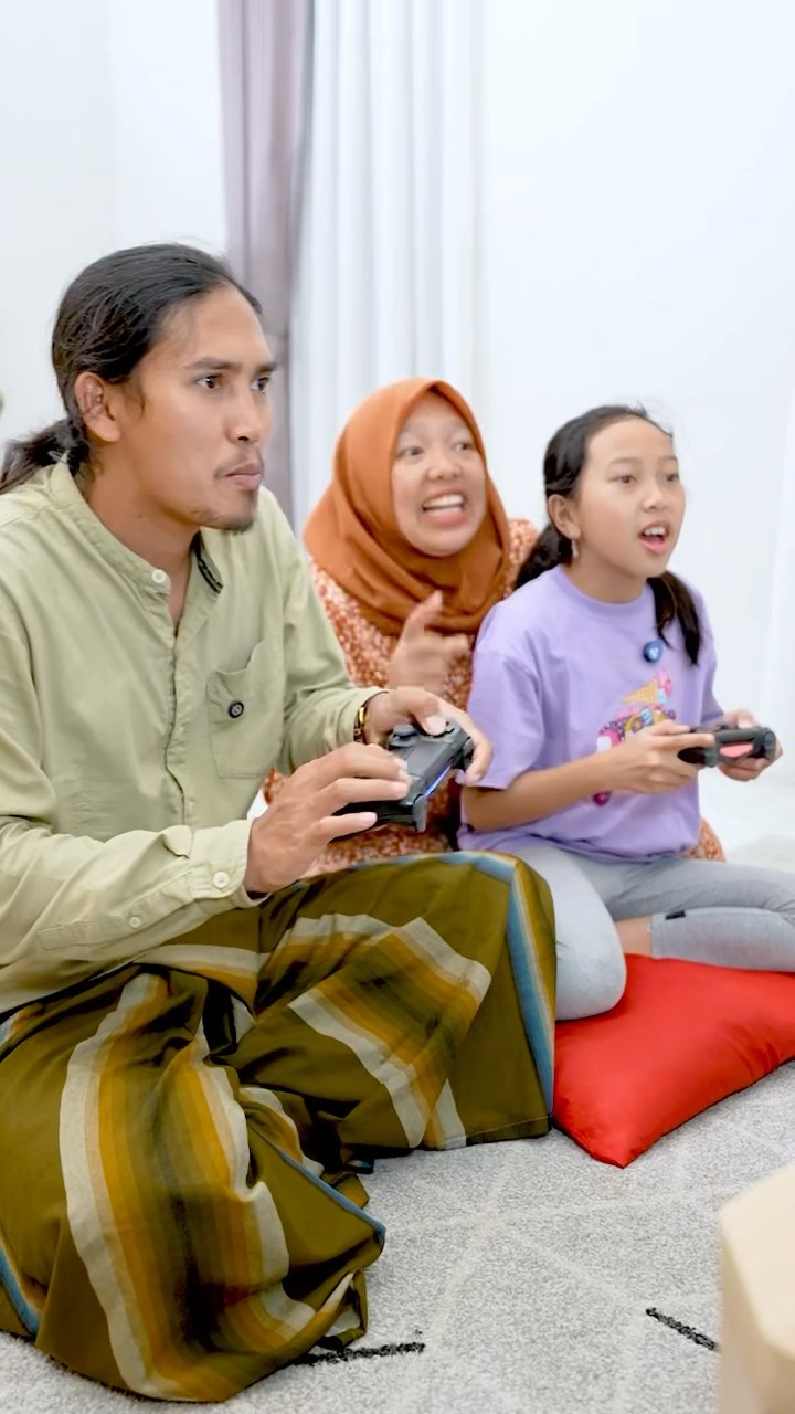 Keysha Dan Bapak Bermain PS, Bapak Jadi Kuda #keysha #funny #comedy #ramadan