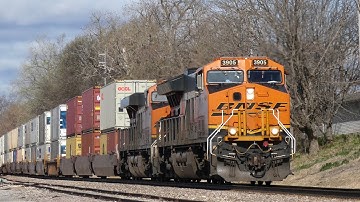 A BNSF ET44C4 leads a late Z-DENCHI