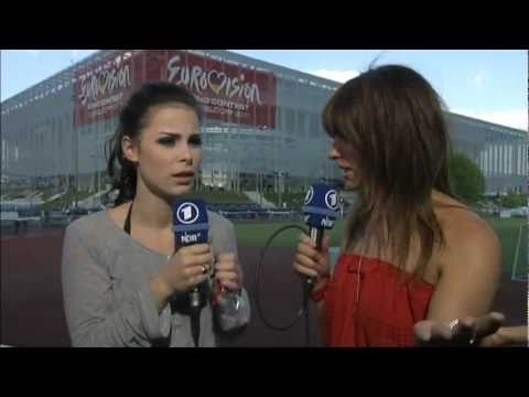 Liveschalte nach Dsseldorf vor der ESPRIT Arena mi...