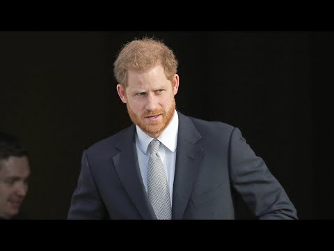 Video: Kaip Karališkoji šeima Reagavo į Nuogo Princo Harry Nuotraukas